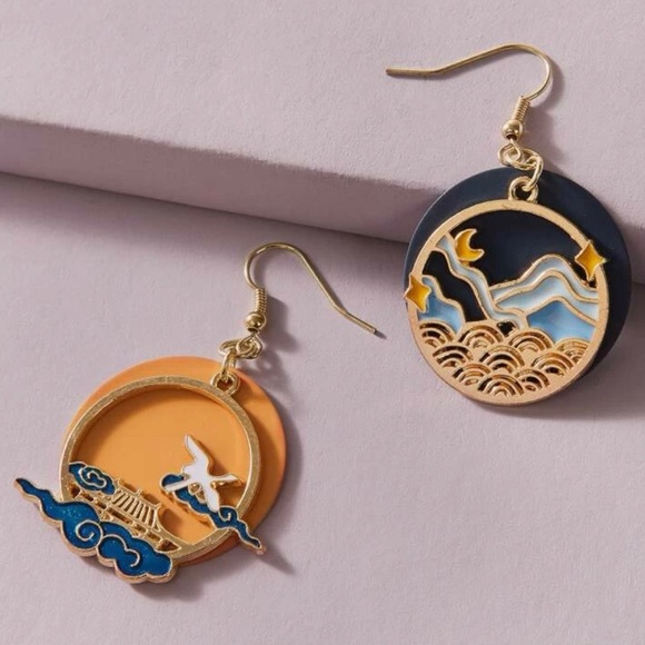 🦋 3/$24 Night and day circular dangling earrings / NWOT - Picture 2 of 3